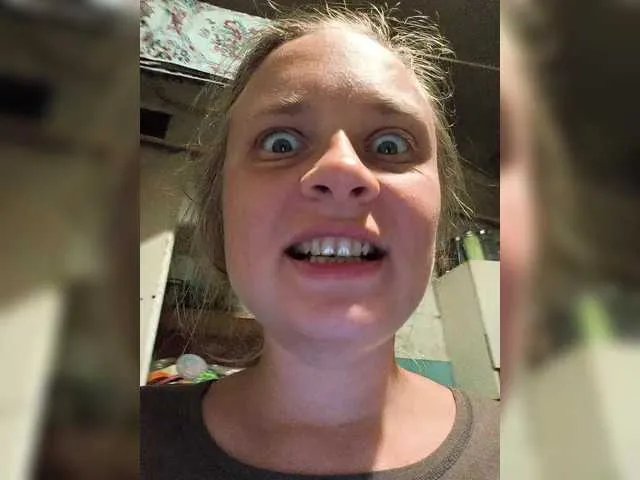 esterjohns on BongaCams